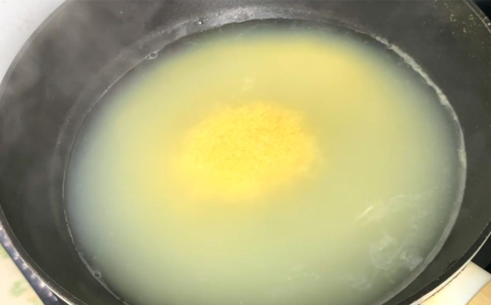 小米粥怎么熬用米少又粘稠,熬小米粥千万要放小苏打