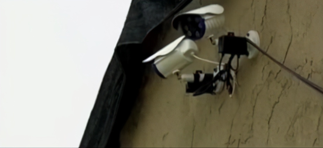 屋外连续两个月射来*珠钢**一家人全副武装“罪魁祸首”让人惊讶