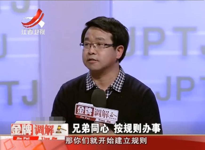 侄儿身为晚辈，竟脱下鞋子打老人，老二气道：都是大哥教坏了