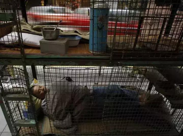 香港鸽笼房和棺材房真实生活,香港的棺材房是怎么样的