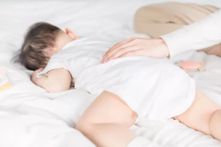 腹泻拉绿色便便是怎么回事,宝宝腹泻拉绿色的便便还酸臭