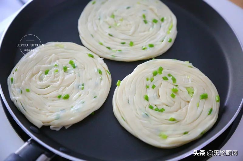 饺子皮剩了怎么做饼好吃,饺子皮葱花饼怎么做又软又好吃