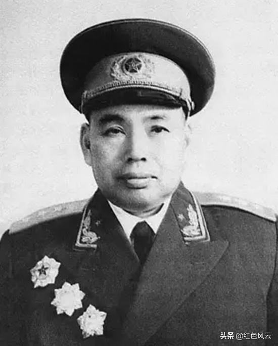 85年*小平邓**来南京看望*世友许**，*世友许**快步相迎，认真敬了一个军礼