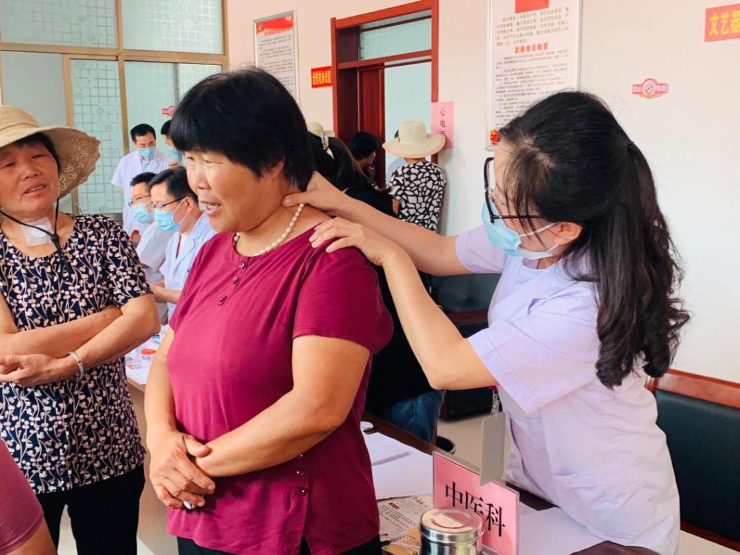 情系家乡献爱心回馈桑梓见真情,情系桑梓行善举捐资助学惠民生