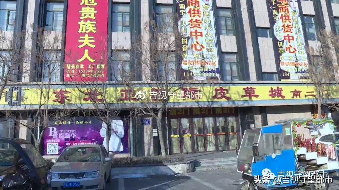 怀疑皮毛一体是“粘的”，顾客店内“撕衣服”