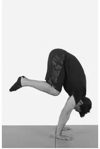 瑜伽倒立的好处及正确的倒立方法,床头倒立的好处及正确的倒立方法