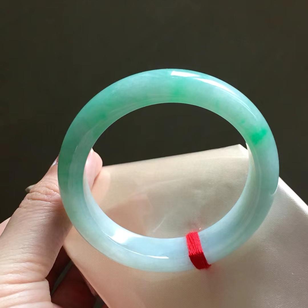 2万元以上油青翡翠手镯,2万左右的糯种翡翠手镯