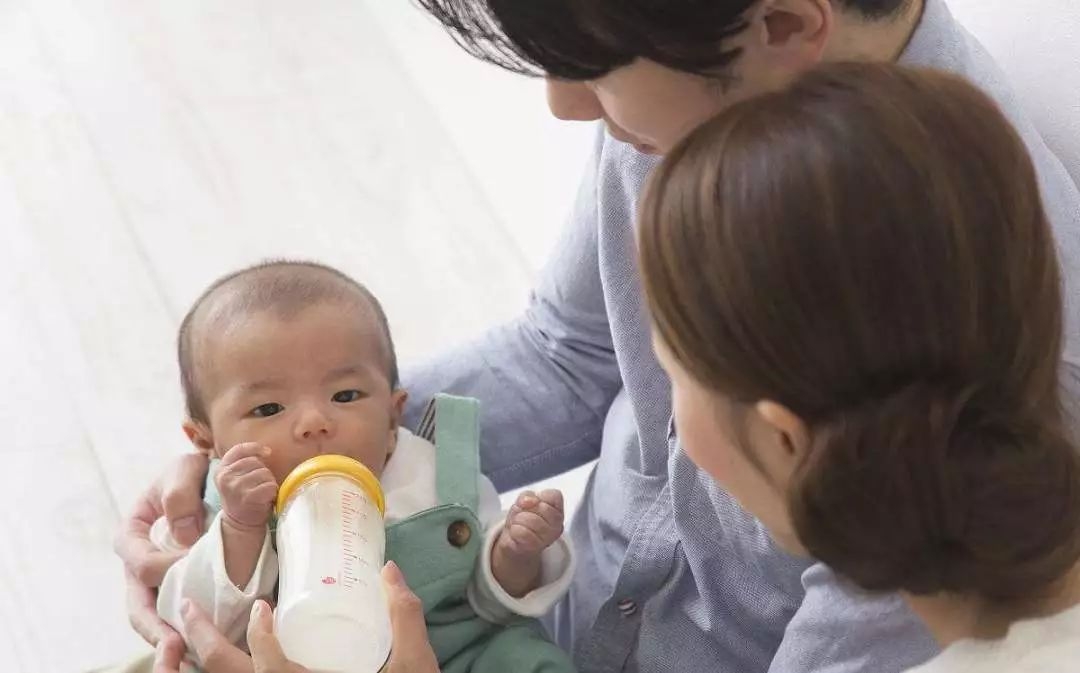 六个月宝宝吐奶的原因及解决办法,10天的新生儿总是吐奶怎么解决