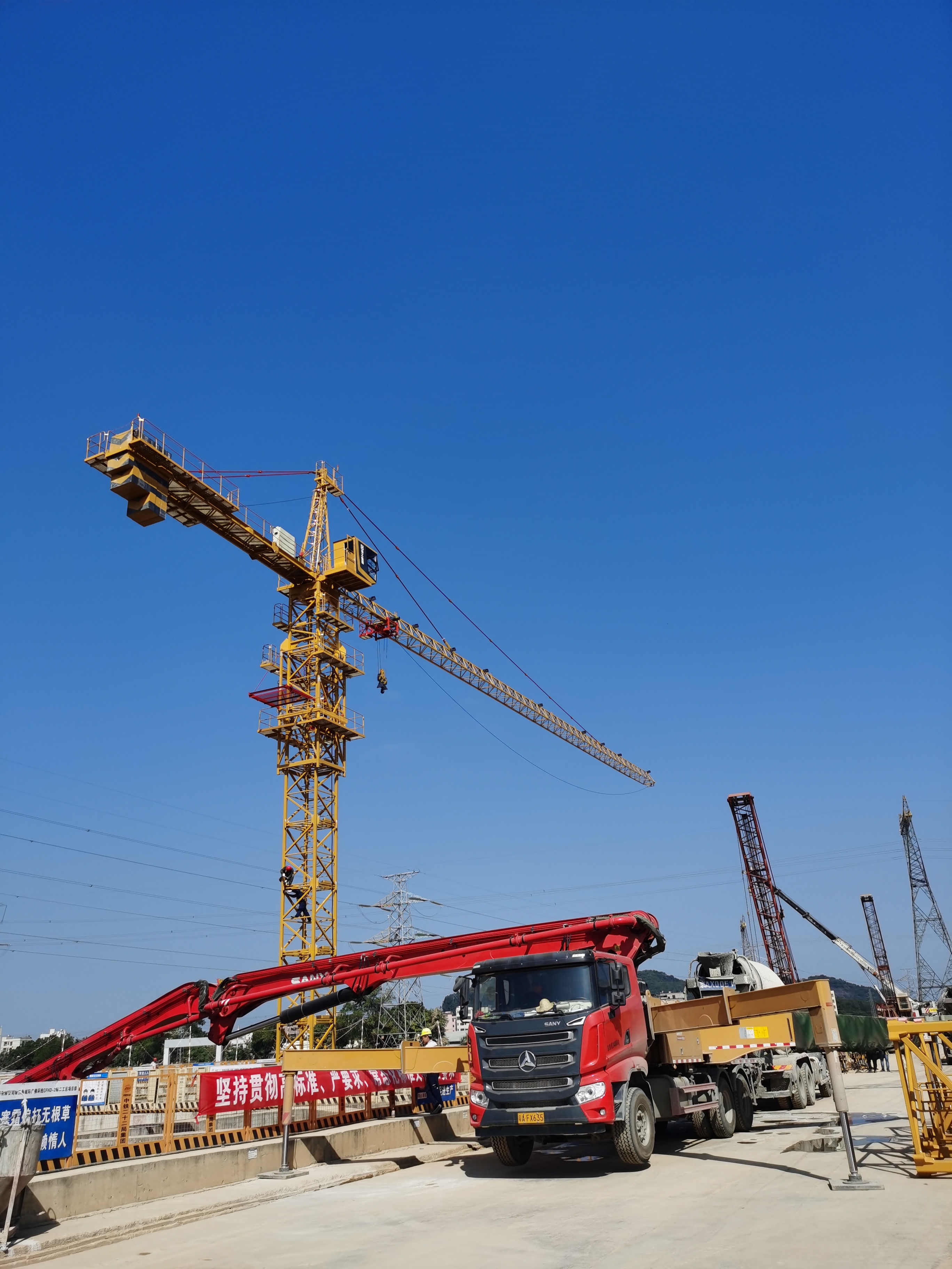 建筑工地是自己买塔吊还是租塔吊，哪个划算呢？