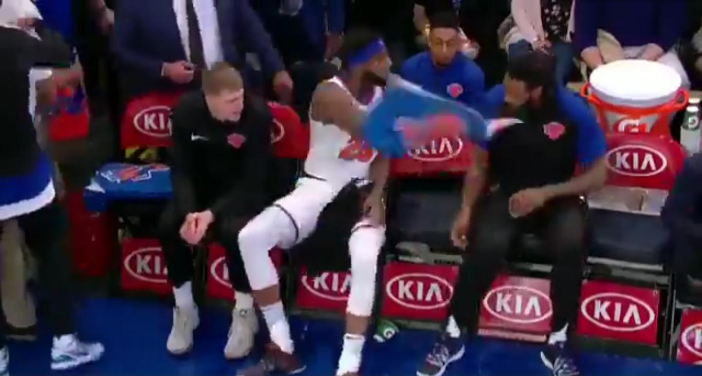 逗比！尼克斯两位2米1黑大汉替补席互掐大腿小乔丹熊二本尊无疑