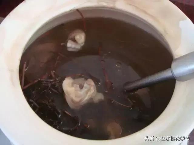 一位客家妈妈用艾草煮水给儿子洗澡，结果万万没想到...