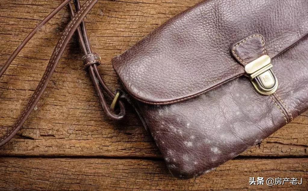 pu皮衣皱了怎么快速弄平,没熨斗怎么让褶皱的皮衣变平整