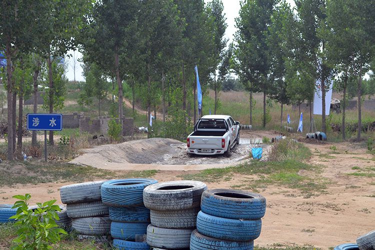 19款长城皮卡风骏7越野视频,中国生产的6驱皮卡