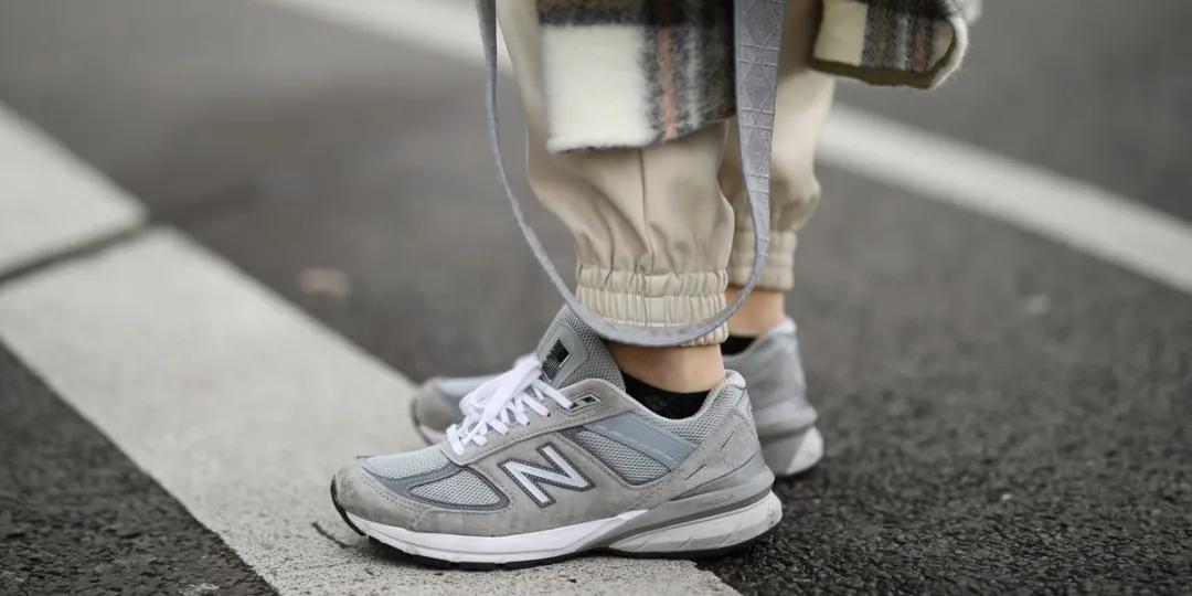灰色运动鞋新百伦搭配,新百伦574灰色与元祖灰差别