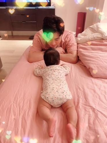 陈赫晒与两女儿温馨合照,陈赫晒女儿合照视频