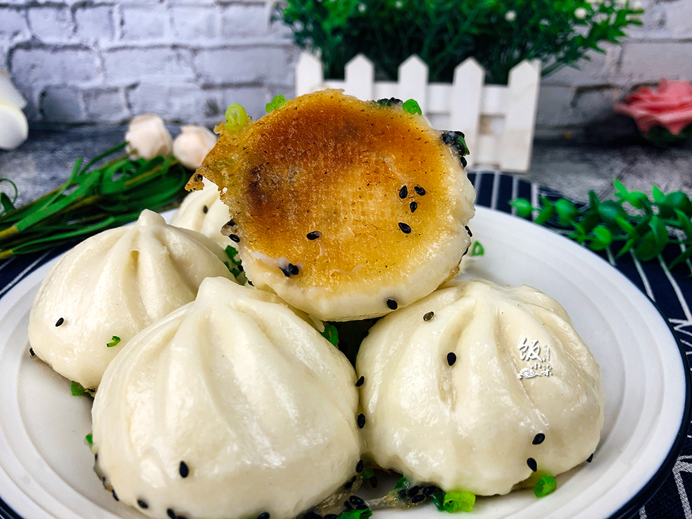 水煎包怎么做底部更酥脆？大厨：别只加清水，教你一招，酥脆好吃