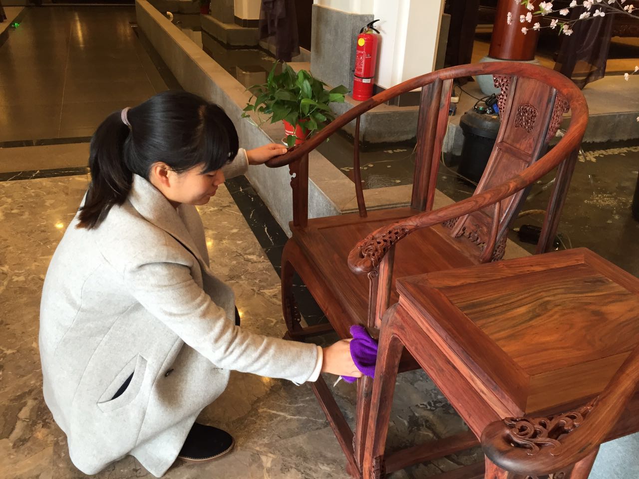 买红木沙发两年后感受,实木沙发刚买回来掉漆正常吗