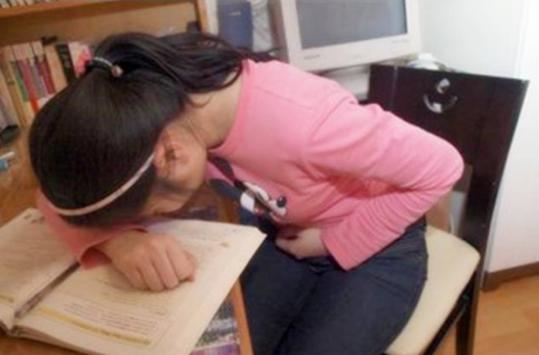 13岁女儿总说“肚子疼”，母亲骂她多事，2天后被送进医院抢救