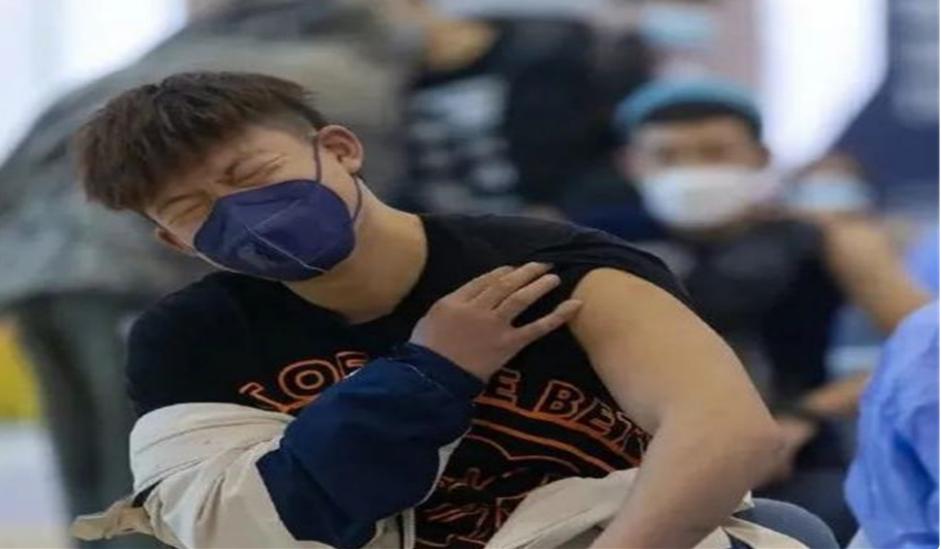 北体大学生接种疫苗火出圈，阳刚之气太雄厚，网友调侃：不如出道