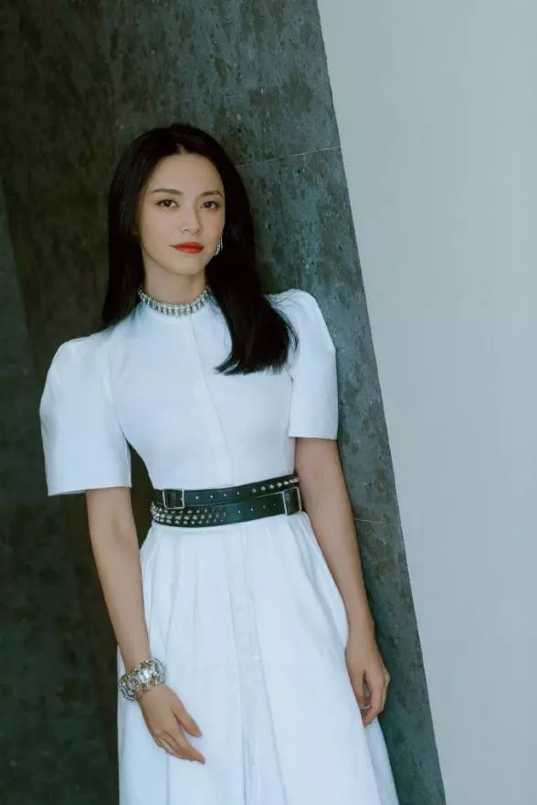 “姚大嘴”白色长裙显曼妙身姿，清新可人仙气飘飘