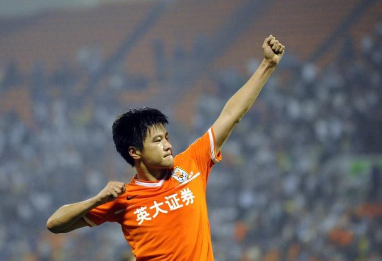 43岁前国足悍将，现为球队副经理，曾交往2名女星，现任貌美如花