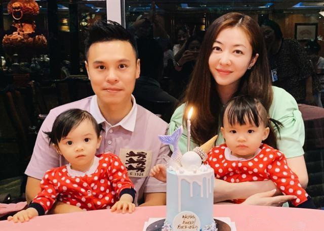 双胞胎头发一个黄一个黑什么原因,双胞胎头发一个多一个少