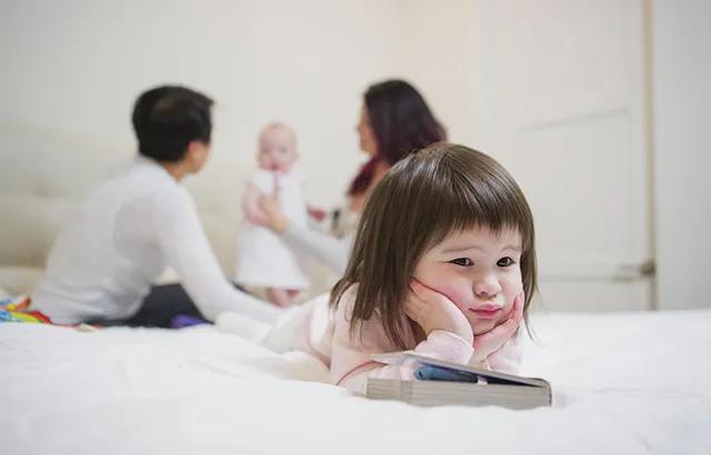 小孩子对布娃娃的留恋,一岁半的宝宝留恋布娃娃