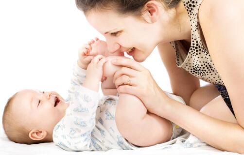 怎么判断宝宝晚上睡觉冷不冷,如何判断宝宝睡觉冷不冷