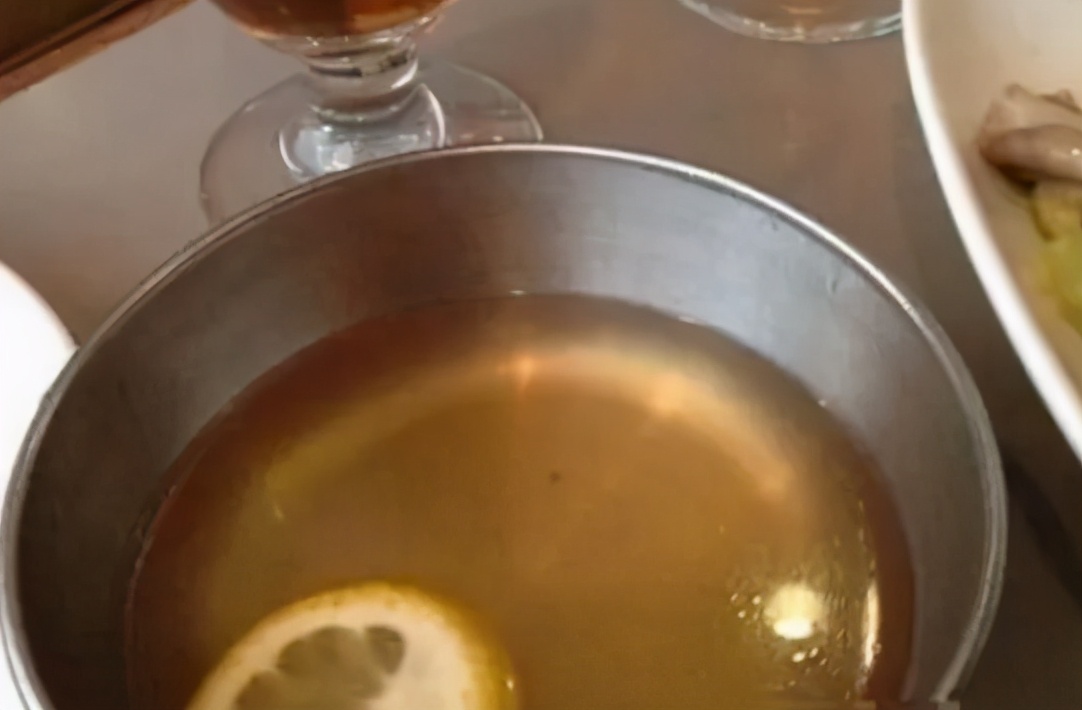 去吃牛排提前上的柠檬水是干嘛的 (吃牛排旁边的柠檬水是让喝的吗)