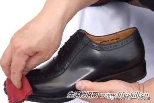 皮鞋鞋尖踢破皮了怎么办,皮鞋鞋尖太硬怎么弄软化
