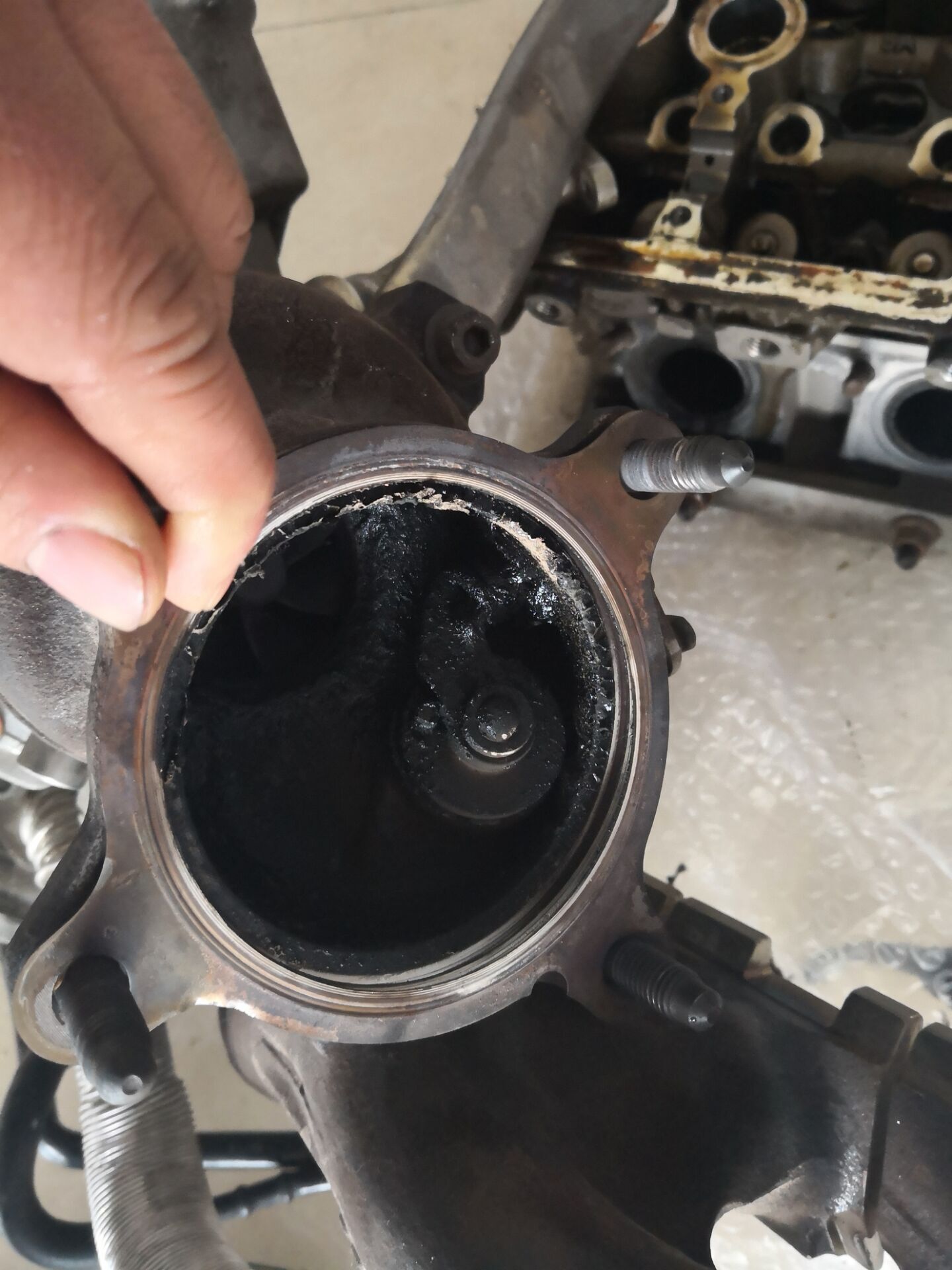 奥迪a4l严重烧机油怎么解决,奥迪a4l缸盖三通刚换过还是漏水