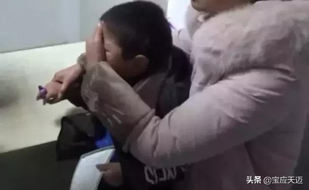 小学生手指被卡水杯盖防火解救,孩子手指卡住防火员解救