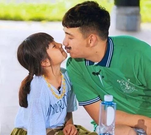 贝克汉姆可以学学黄磊，父爱不用嘴对嘴的亲吻来表达