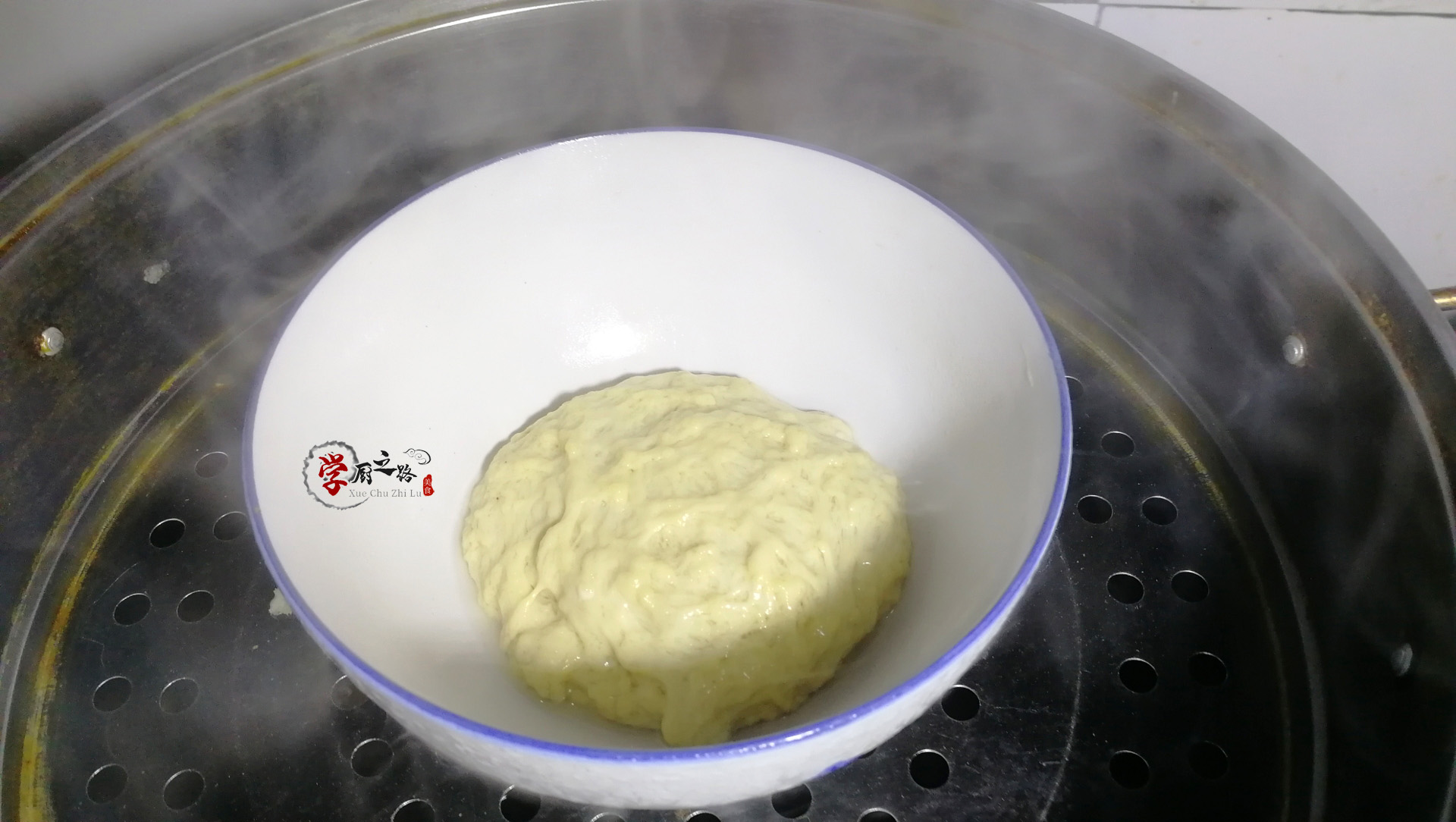 凉皮开裂沾箩不劲道？看60岁凉皮摊主如何操作，丝滑劲道一揭就掉