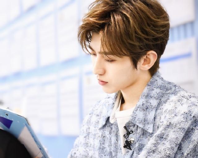 蔡徐坤红格子衬衫照片舞台,蔡徐坤复古西装造型