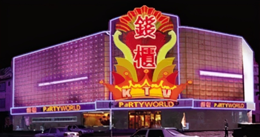 中国KTV衰亡史：从卡拉OK机到钱柜包厢，为何年轻人都不去KTV了？