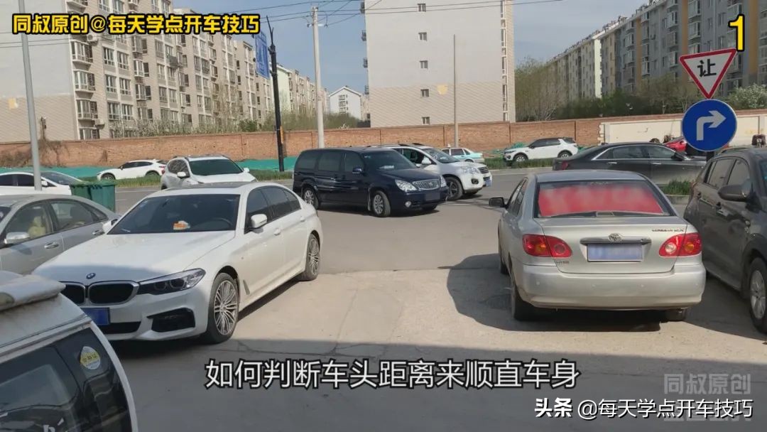 窄路拐弯怎么看车头与障碍物,新手驾车窄路怎么判断两侧障碍物