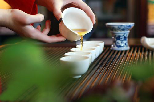 好朋友之间渐行渐远有必要挽回吗,朋友为什么关系好一阵又不联系了