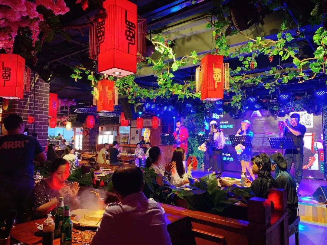 藏在火锅店里的最强演艺，吃着火锅听着歌，长春这家店真是嗨爆了