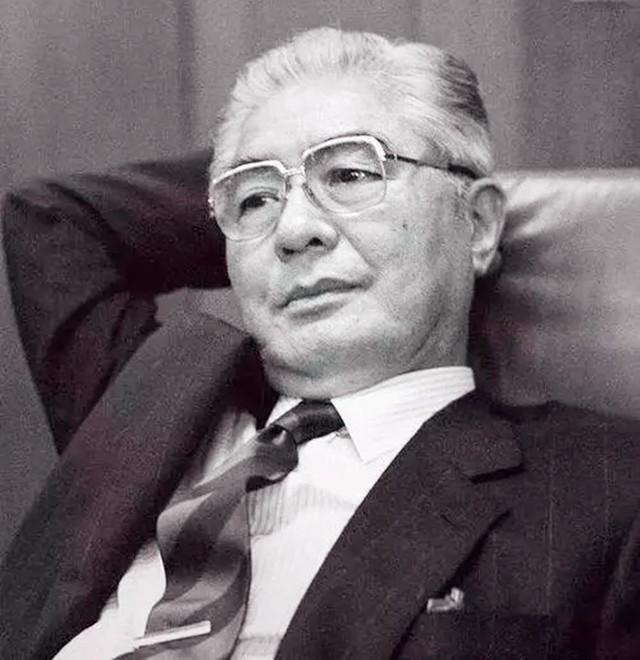 荣毅仁相伴70年的妻子，亲自为丈夫擦皮鞋，96去世与丈夫共葬