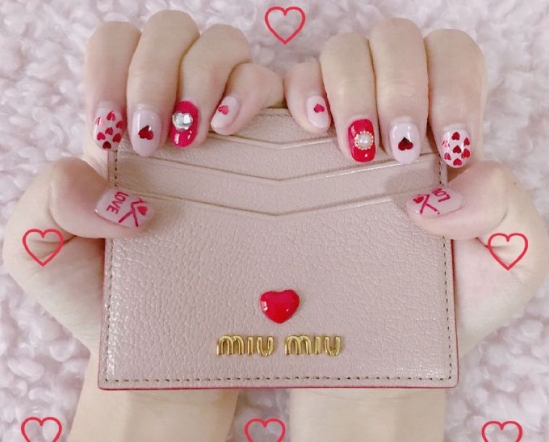 美甲什么颜色显白更气质,渐变色显手白的美甲款式图片