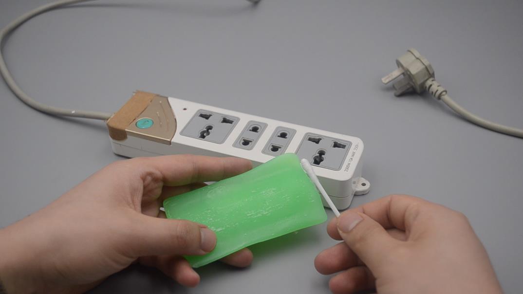 插座难插小妙招,插座太紧了插头很难插进去怎么办