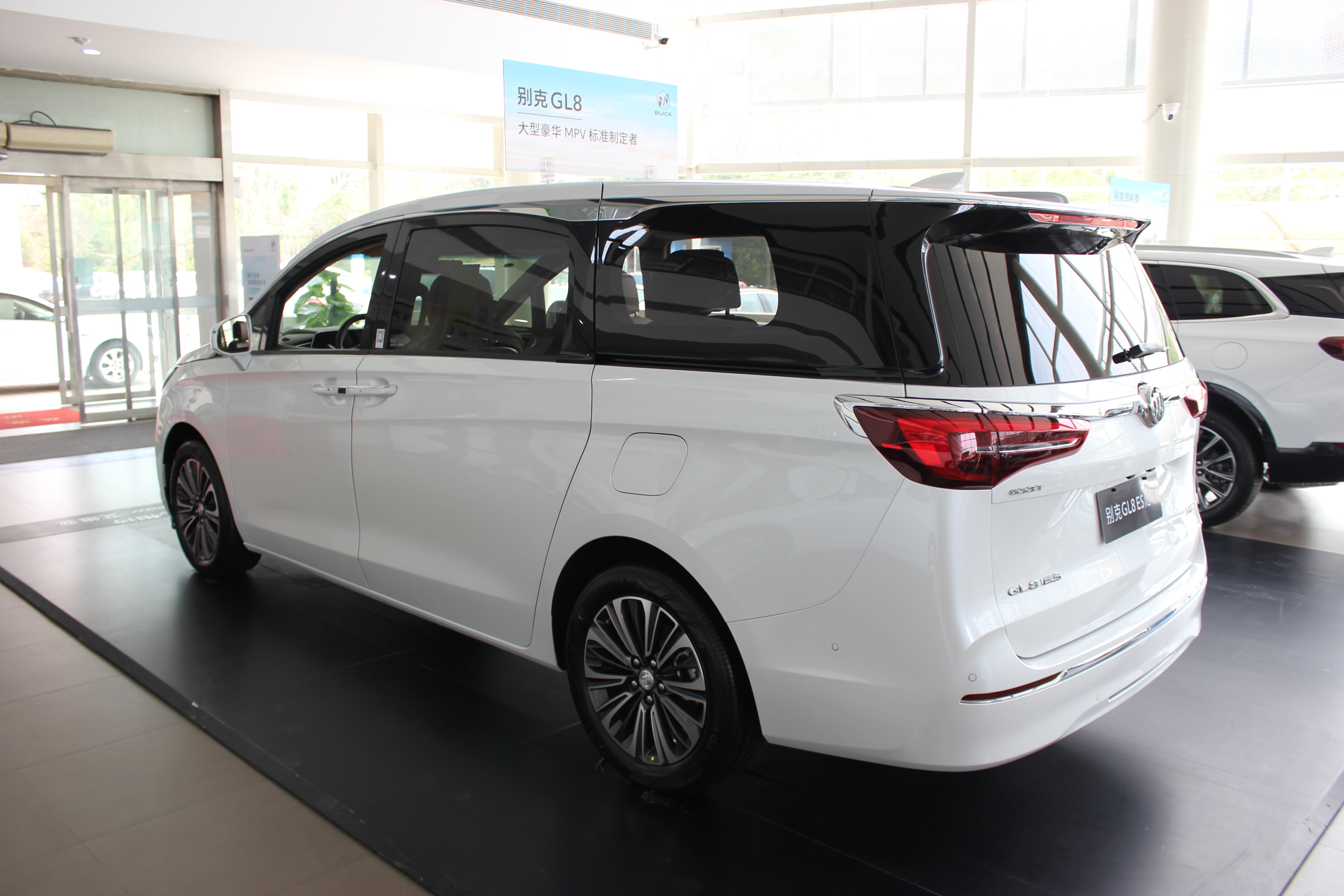 体验丐版gl8,新款别克gl8陆尊用车体验