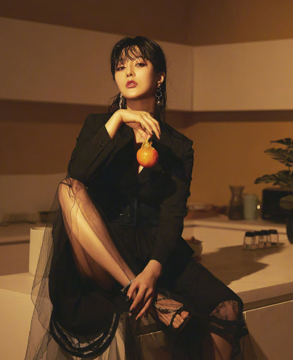 范冰冰穿深蓝牛仔裤 (范冰冰身穿牛仔裤)