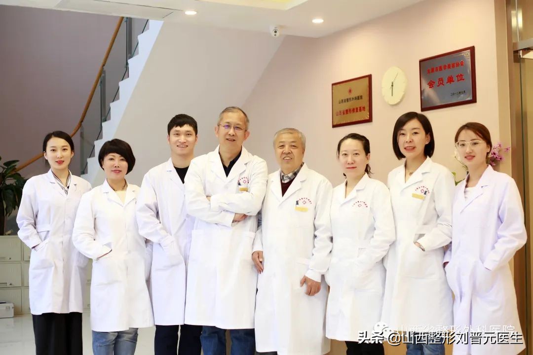 埋线抽脂双眼皮二十天了还不自然,8.5毫米的埋线双眼皮自然吗