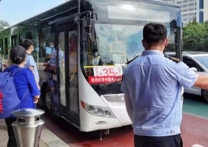 不惧考验高温天致敬列车搓澡人,不畏高温酷暑奋战一线