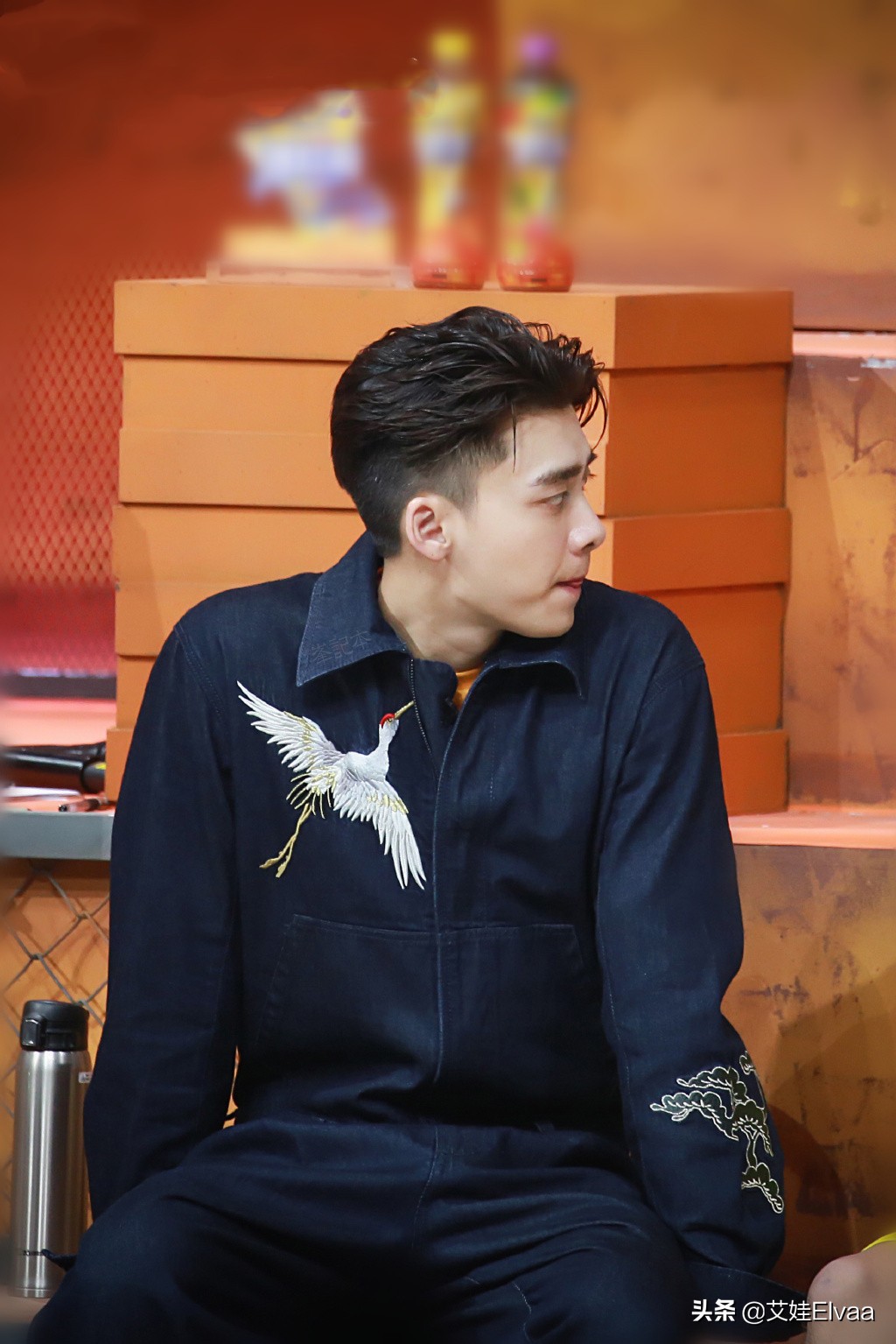 李易峰穿的运动装,李易峰穿灰色运动裤