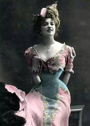 伊丽莎白一世时期服饰风格,伊丽莎白一世平胸礼服