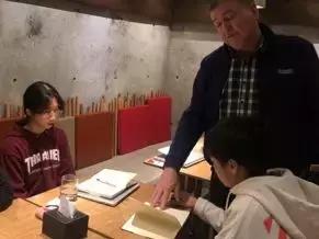 这帮人要组织去斯坦福大学玩机器人，就是价格小贵，心痛