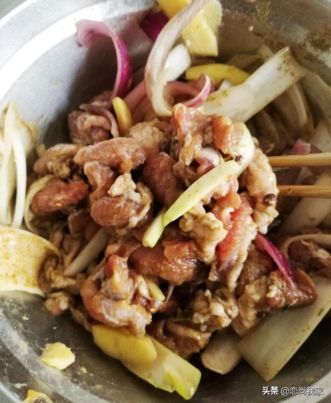 快过年了给家人做什么手工,在家烤羊肉串怎么做没有膻味儿